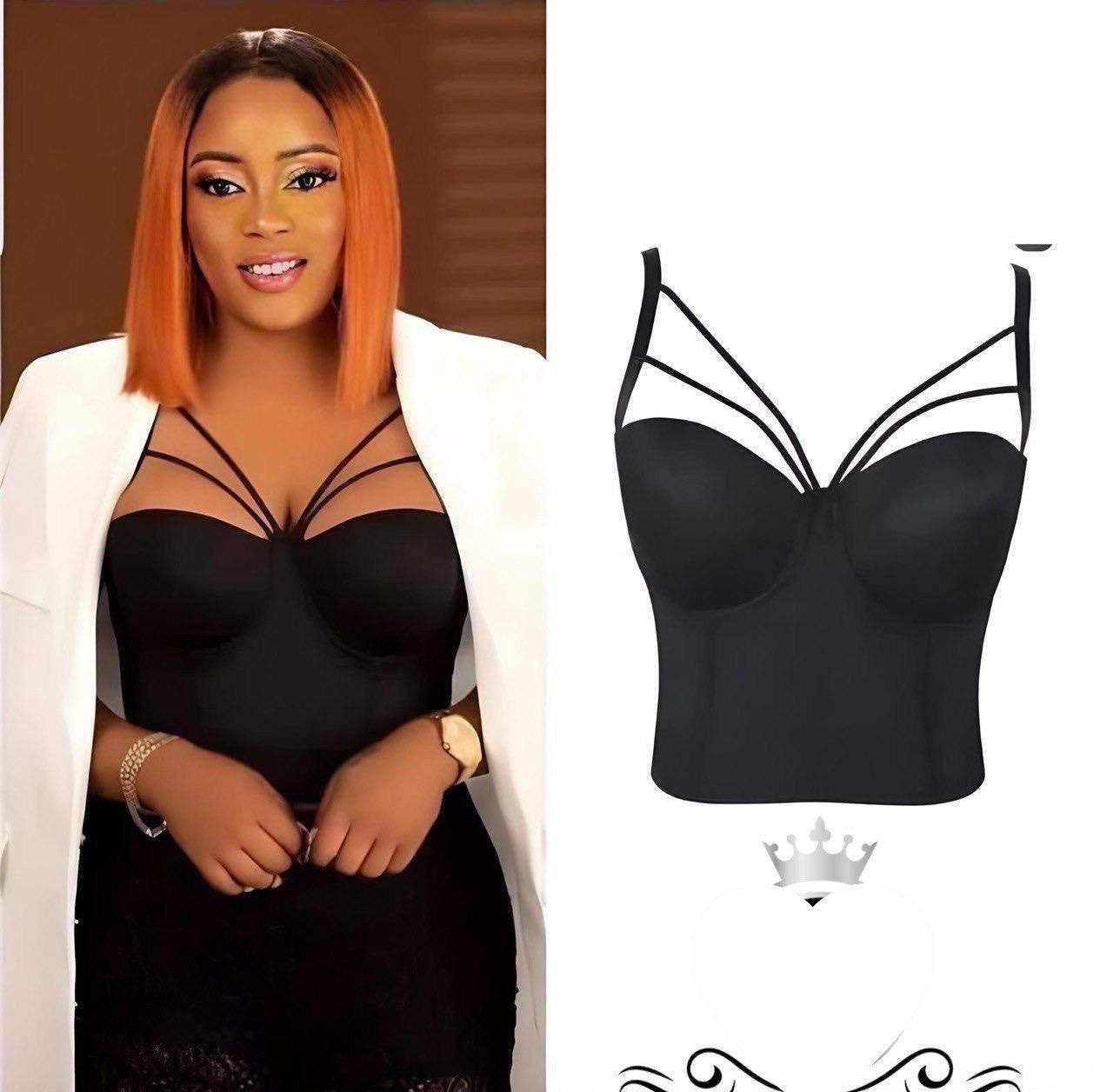 Ce bustier noir en latex incarne l'essence du style audacieux et de la confiance. Conçu pour épouser vos courbes avec précision, il offre un effet sculptant qui met en valeur votre silhouette naturelle. Les ficelles raffinées intégrées permettent un ajustement sur mesure, s'adaptant parfaitement à votre morphologie pour un confort optimal sans compromis sur l'élégance. Que vous le portiez en pièce maîtresse d'une tenue de soirée ou en couche de style pour affirmer votre personnalité, ce bustier conjugue sen