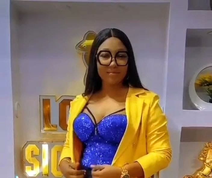 Ce bustier bleu aux paillettes scintillantes est conçu pour les moments où vous souhaitez rayonner. Chaque détail a été pensé pour sublimer votre silhouette : la coupe ajustée épouse vos formes avec élégance, tandis que les paillettes capturent la lumière à chaque mouvement pour un effet glamour assuré. La teinte bleue profonde apporte une sophistication intemporelle, parfaite pour les soirées, les événements spéciaux ou toute occasion où vous désirez vous sentir confiante et radieuse. Un basique de luxe qu