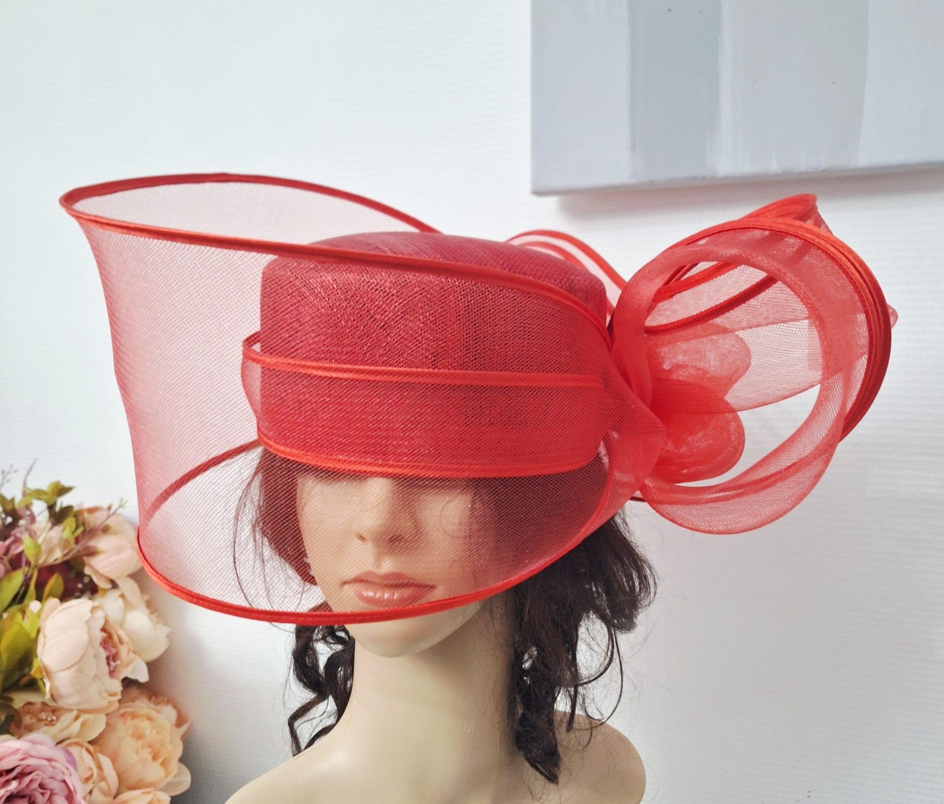 Découvrez l'élégance incontournable de ce chapeau de cérémonie rouge aux lignes épurées. Conçu avec un large bord qui encadre délicatement le visage et un nœud raffiné, cet accessoire incarne la sophistication pour vos moments les plus importants. Que ce soit pour un mariage, un événement formel ou une occasion spéciale, il apporte instantanément une dimension de prestige à votre silhouette. La couleur rouge vif, intemporelle et audacieuse, affirme votre présence avec assurance. Cet accessoire signature com
