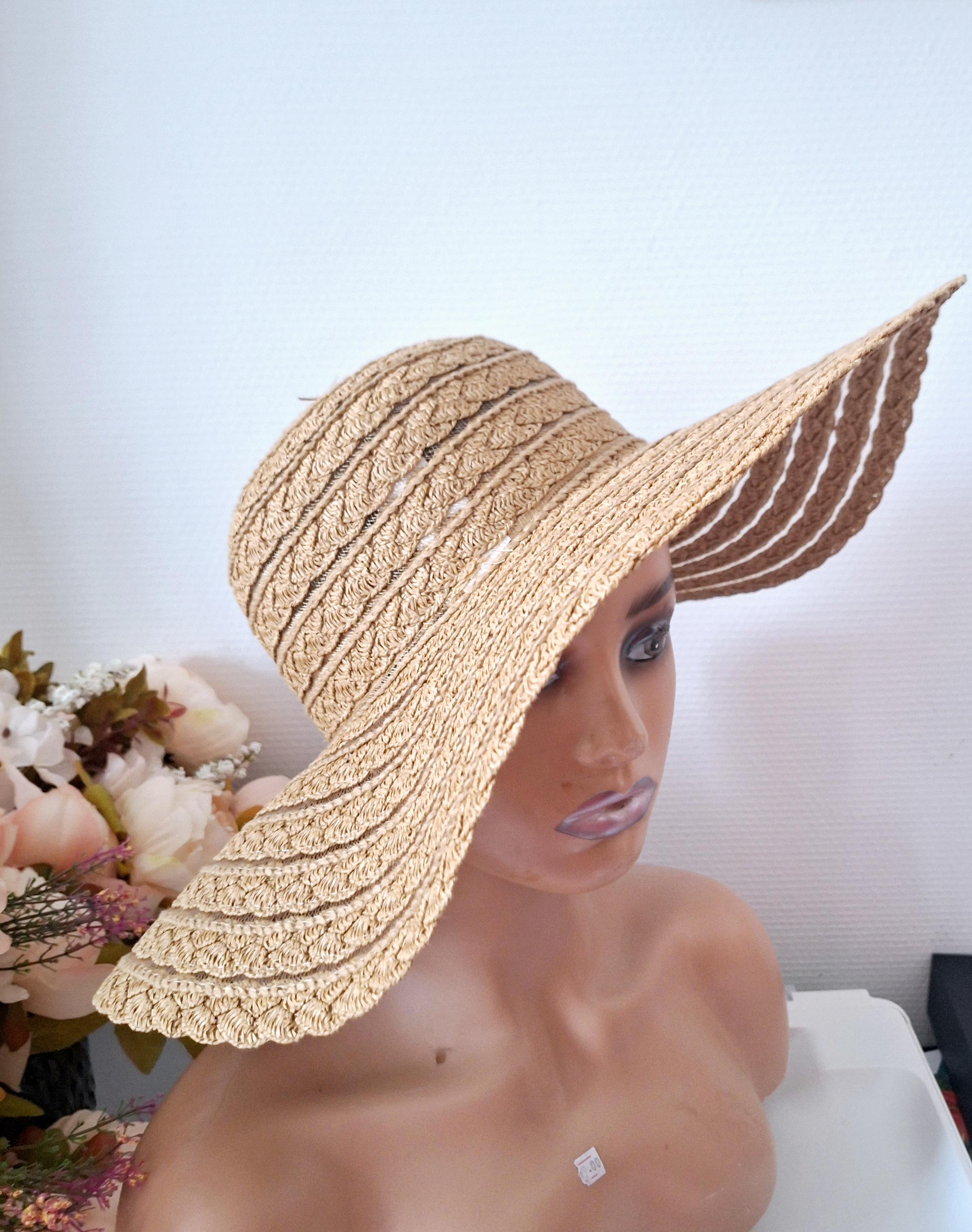 Ce chapeau de soleil à large bord incarne l'élégance intemporelle et la praticité. Confectionné dans une teinte brun clair flatteuse, il offre une protection UV optimale tout en complétant harmonieusement vos tenues estivales, qu'elles soient décontractées ou sophistiquées. Doté d'une bordure généreuse, ce modèle assure une couverture généreuse du visage et du cou, idéal pour les journées prolongées au soleil. Sa construction légère garantit un port confortable, même lors des températures élevées, sans comp