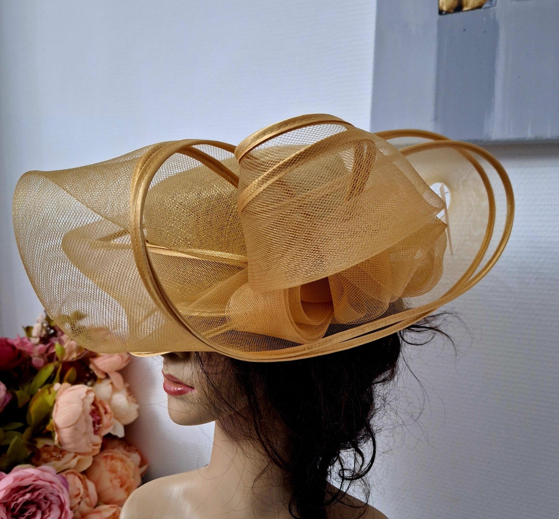 Chapeau de Cérémonie brun clair à large bord avec nœud L'alliance parfaite du charme et du raffinement pour vos plus beaux moments. Ce chapeau de cérémonie séduira par son ton brun clair intemporel, qui s'harmonise avec une multitude de teintes et de styles. Son large bord offre une protection élégante tout en encadrant délicatement le visage, tandis que le nœud raffiné ajoute une touche de féminité sophistiquée. Conçu pour les grandes occasions — mariages, garden-parties, événements formels — ce chapeau tr