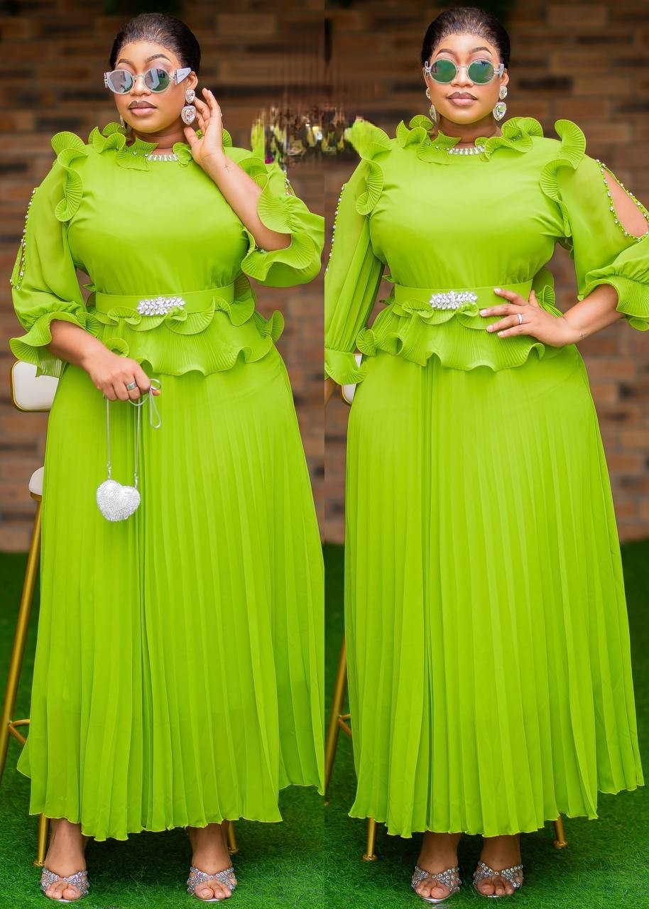 Cette robe de soirée verte incarne l'élégance intemporelle avec ses détails soignés et sa coupe flatteuse. Le col froncé sophistiqué encadre délicatement le visage, tandis que les manches en voile, finement froncées aux extrémités, ajoutent une touche de féminité et de légèreté. La découpe froncée à la taille épouse harmonieusement votre silhouette, créant une ligne élancée et valorisante. Conçue pour les moments importants, cette robe respire la confiance et la grâce. Que ce soit pour une cérémonie, un mar