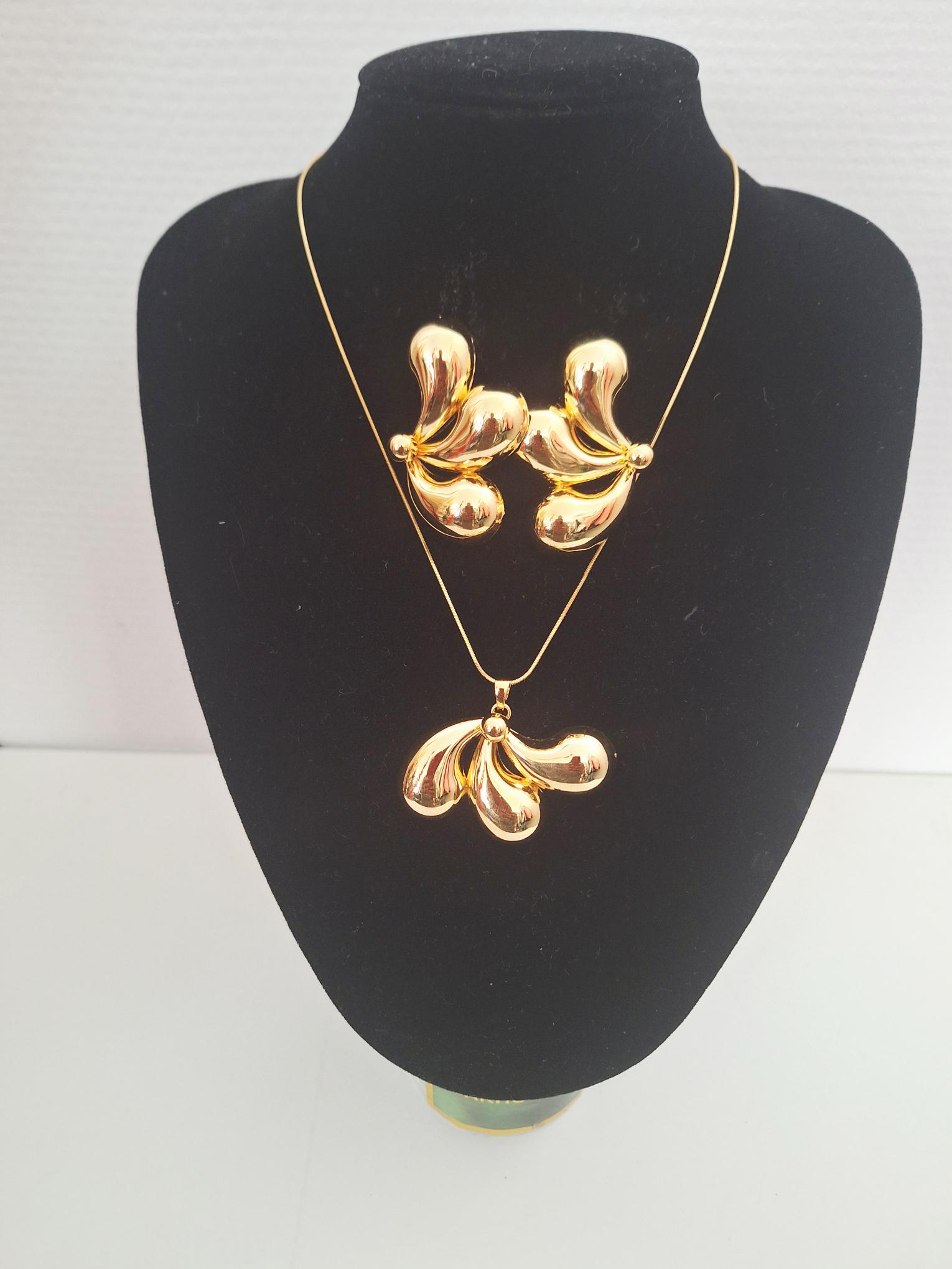 et ensemble Bisous en acier inoxydable, délicatement conçu en forme de fleurs, inclut des boucles d’oreilles et une chaîne assortie. Résistant et élégant, il apporte une touche de fraîcheur florale à votre style quotidien tout en garantissant durabilité et confort. Parfait pour sublimer vos tenues avec une simplicité raffinée.