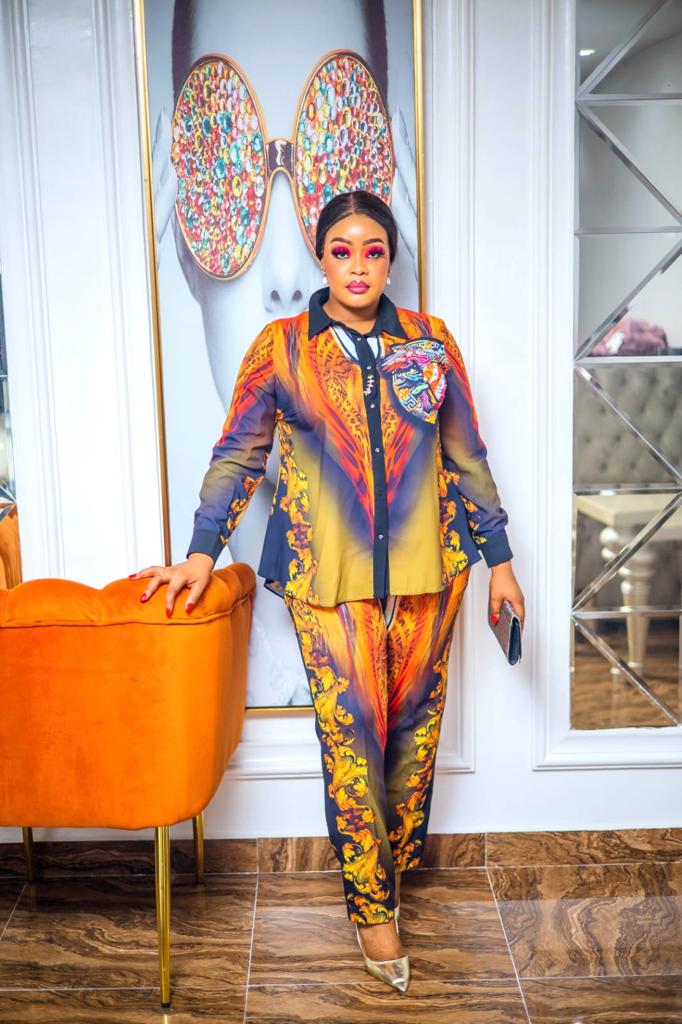 Cet ensemble pantalon tailleur jaune incarne l'élégance intemporelle avec ses motifs raffinés qui ajoutent une touche de sophistication à votre garde-robe. La coupe structurée épouse harmonieusement votre silhouette, offrant une allure impeccable du bureau aux événements importants. Confectionné pour assurer confort et liberté de mouvement, ce deux-pièces devient votre allié pour affirmer votre confiance au quotidien. La teinte jaune éclatante rayonne de modernité tandis que les détails motifs apportent une