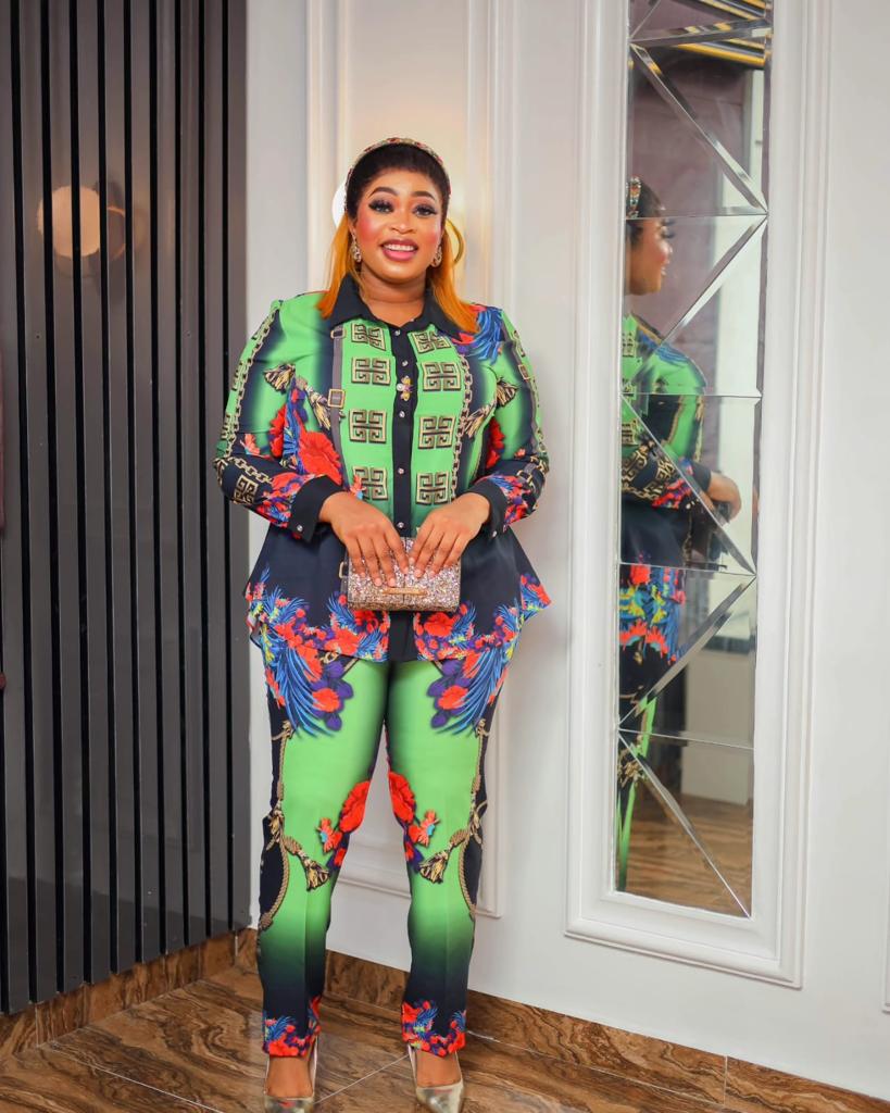 Cet ensemble pantalon tailleur vert à motifs incarne l'alliance parfaite entre élégance intemporelle et audace contemporaine. Conçu pour les femmes qui refusent de passer inaperçues, ce deux-pièces sophistiqué transforme chaque silhouette avec une coupe généreuse et flatteuse qui privilégie le confort sans compromis sur le style. Le motif distinctif apporte une profondeur visuelle captivante, tandis que la teinte verte riche offre une alternative raffinée aux classiques incontournables. Que vous le portiez 