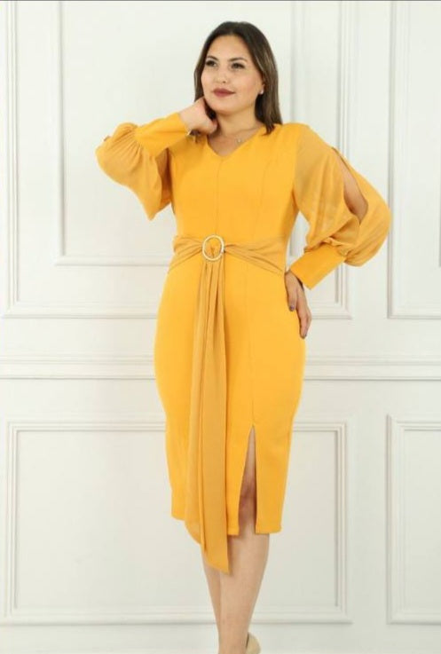 Découvrez l'élégance intemporelle de cette robe droite jaune, une pièce maîtresse conçue pour sublimer votre silhouette. Ses longues manches en organza aérien ajoutent une touche de sophistication et de légèreté, tandis que la ceinture assortie en organza structure délicatement la taille pour un effet affinant. La fente latérale élégante offre une liberté de mouvement sans compromis sur le style, parfaite pour les occasions spéciales comme les événements formels, les mariages ou les soirées chic. Cette robe
