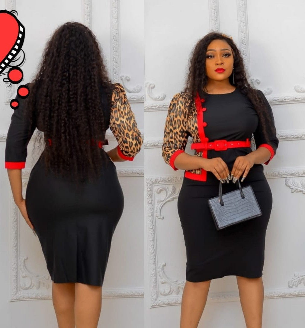 Robe droite noire incontournable, sublimée par une bande rouge éclatante qui structure la silhouette avec élégance. La ceinture assortie affine la taille et crée une définition flatteuse, tandis que la manche imprimée léopard apporte une touche audacieuse et moderne. Ce mélange de sophistication et de caractère en fait une pièce polyvalente : parfaite pour les occasions spéciales comme pour un look urbain affirmé au quotidien. Le contraste entre le noir intemporel et les détails rouges et animaliers crée un