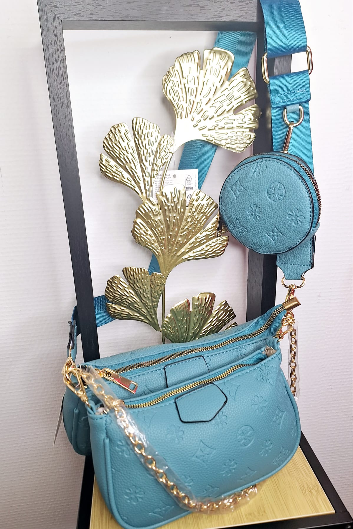 Découvrez notre sac bandoulière bleu 3 pièces, l'accessoire polyvalent qui accompagne chaque moment de votre vie. Cet ensemble ingénieux combine élégance intemporelle et fonctionnalité remarquable, offrant trois formats pour adapter votre style à chaque occasion. Que vous vous prépariez pour une journée au bureau, une sortie entre amies ou un weekend en escapade, ce sac s'ajuste parfaitement à vos besoins. Confectionné avec soin, il allie légèreté et durabilité, garantissant confort optimal même lors de lon