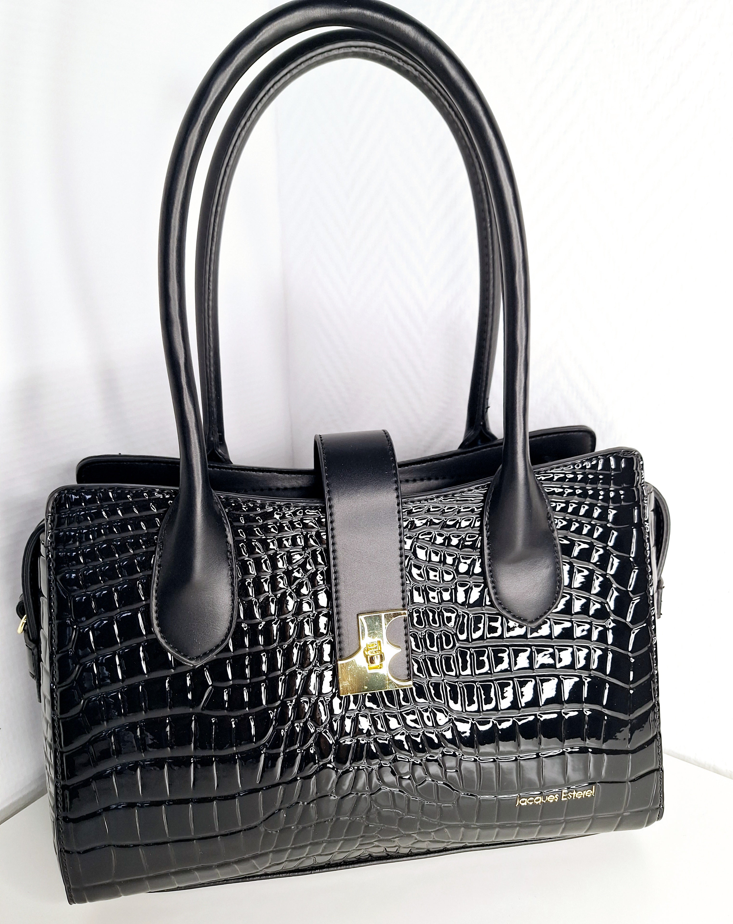 Découvrez le sac Jacques Esterel Noir Croco, l’accessoire parfait pour sublimer vos tenues avec élégance. Sa finition imitation croco apporte une touche sophistiquée et tendance, tandis que sa taille idéale vous permet d’emporter l’essentiel en toute simplicité. Léger et polyvalent, ce sac s’adapte à toutes vos occasions, du quotidien aux sorties plus habillées. Un choix sûr pour allier style et praticité.