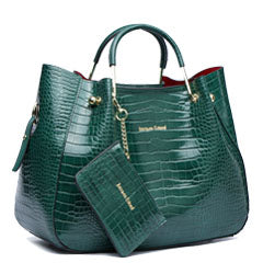 Le Sac Jacques Esterel Vert Croco incarne l'alliance parfaite entre style affirmé et fonctionnalité. Son motif crocodile en vert profond crée une déclaration de mode intemporelle, tandis que sa structure épurée s'adapte à tous les contextes—du bureau aux soirées. Fabriqué avec soin, ce sac offre la robustesse nécessaire pour accompagner vos journées sans compromis sur l'élégance. Ses dimensions généreuses permettent de transporter l'essentiel avec aisance. Un accessoire signature pour celles qui recherchent