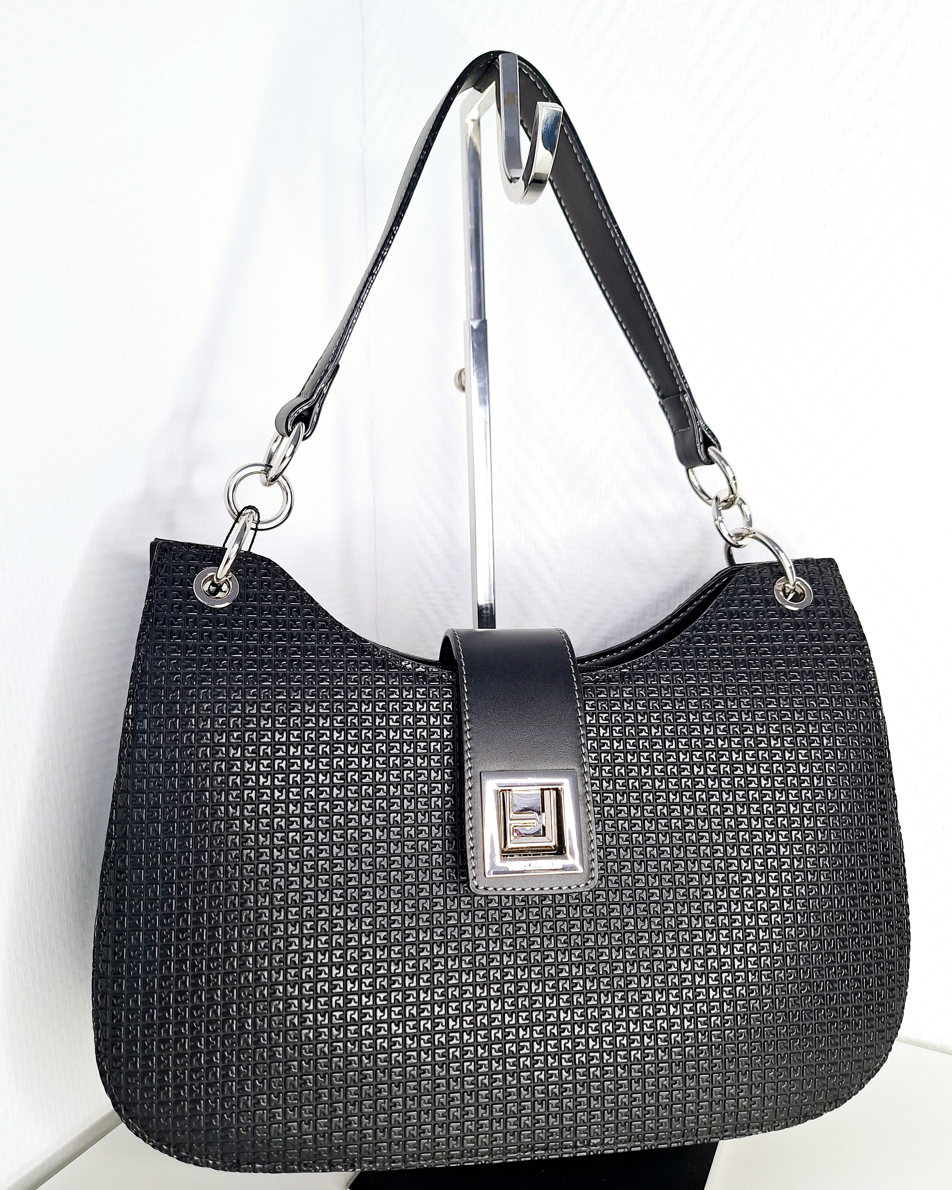 Découvrez le Sac à Main Ted Lapidus Noir, un accessoire incontournable pour les femmes en quête d'élégance et de fonctionnalité. Cet intemporel sac à main allie design épuré et praticité, parfait pour accompagner vos journées chargées comme vos sorties en soirée. Sa teinte noire universelle se marie harmonieusement avec chaque pièce de votre garde-robe, du casual au formel. Façonné avec les finitions minutieuses caractéristiques de Ted Lapidus, ce sac reflète un savoir-faire reconnu et une attention particu