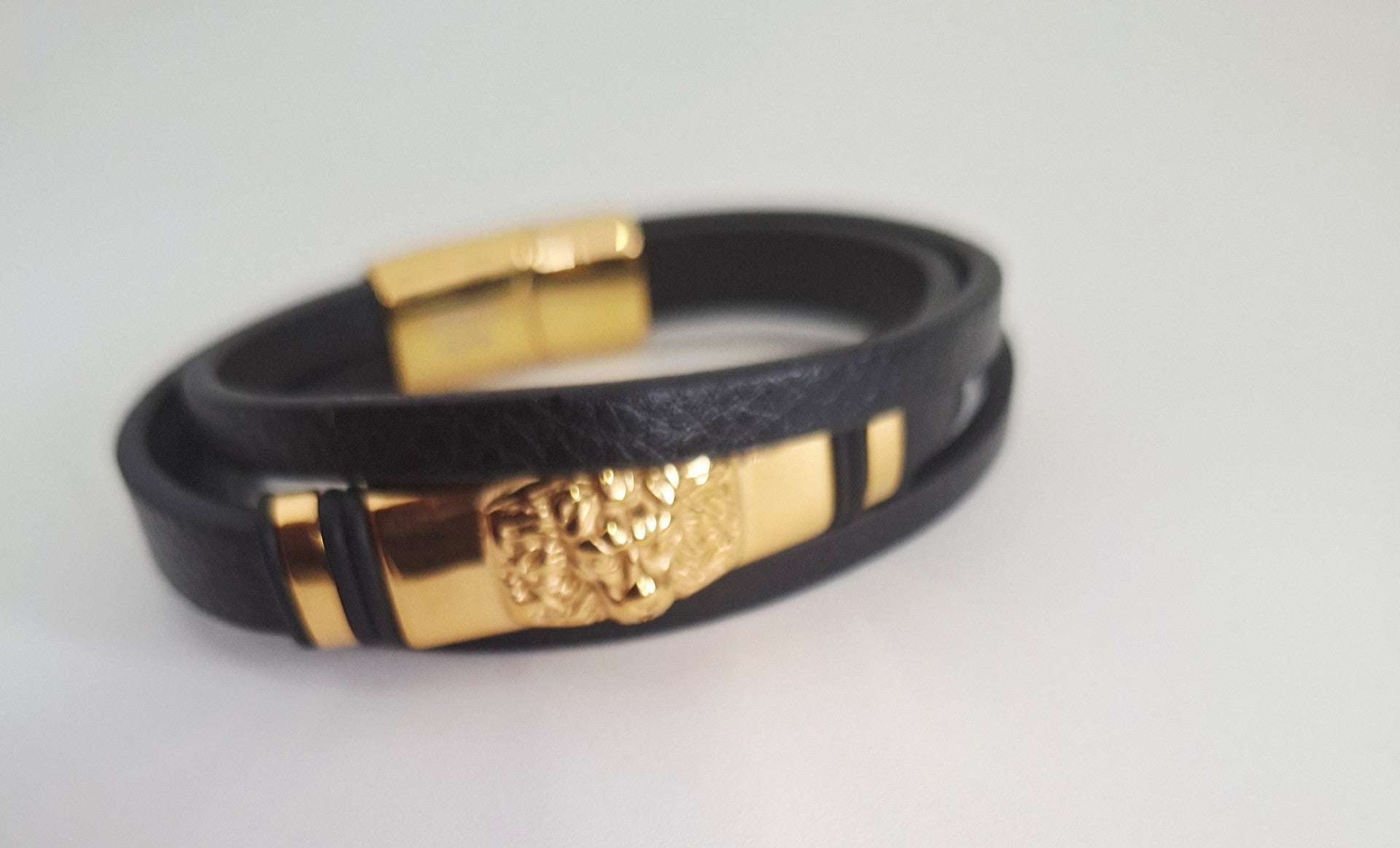 bracelet en cuir noir  orné d'acier inoxydable