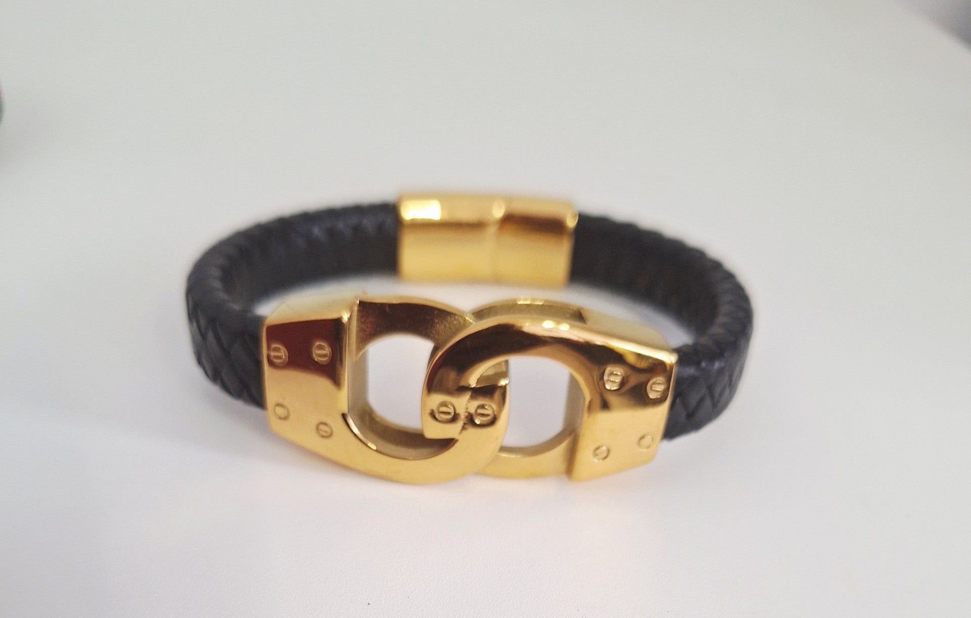 bracelet en cuir orné d'acier inoxydable