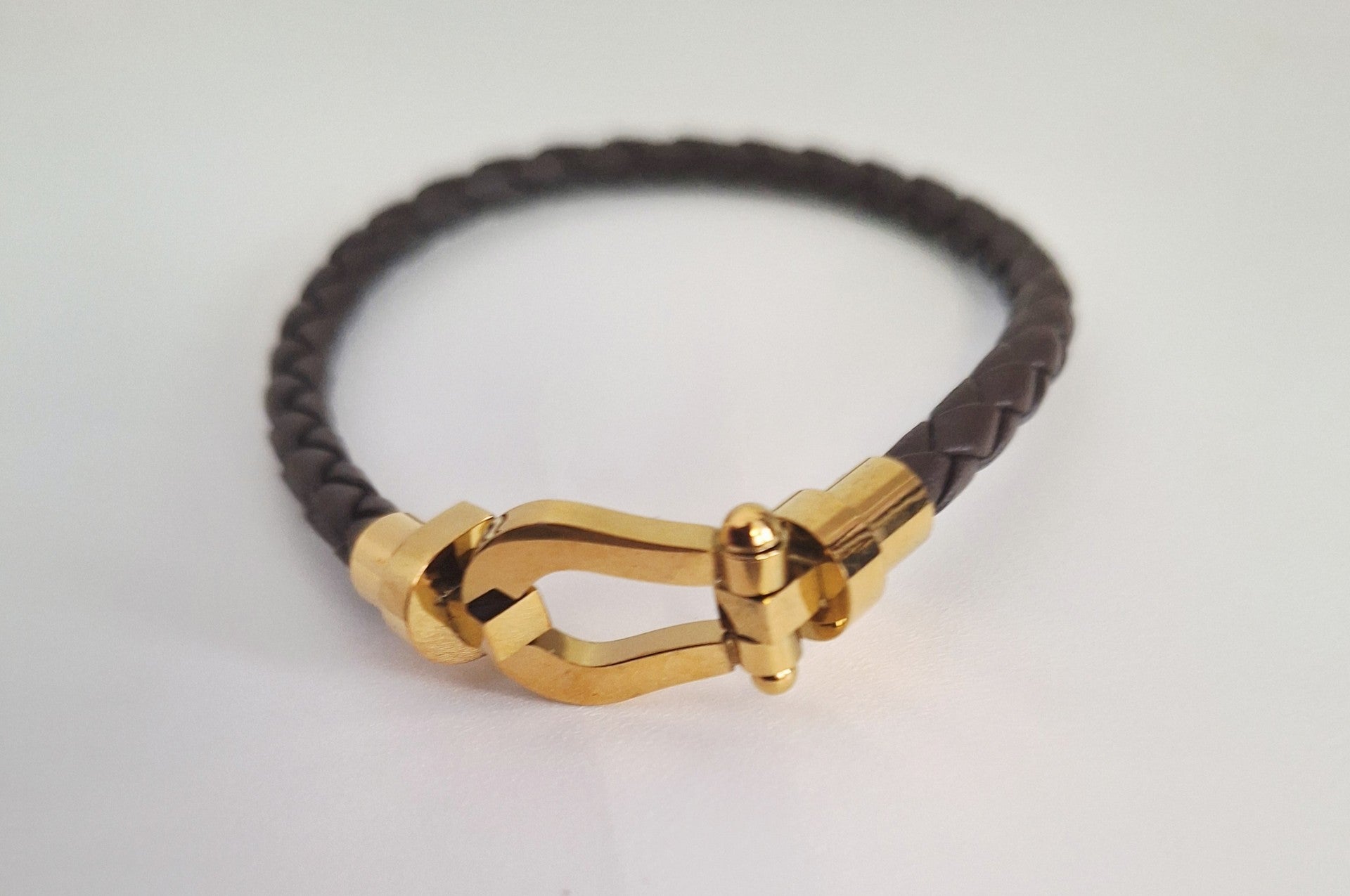 bracelet en cuir rouge  orné d'acier inoxydable