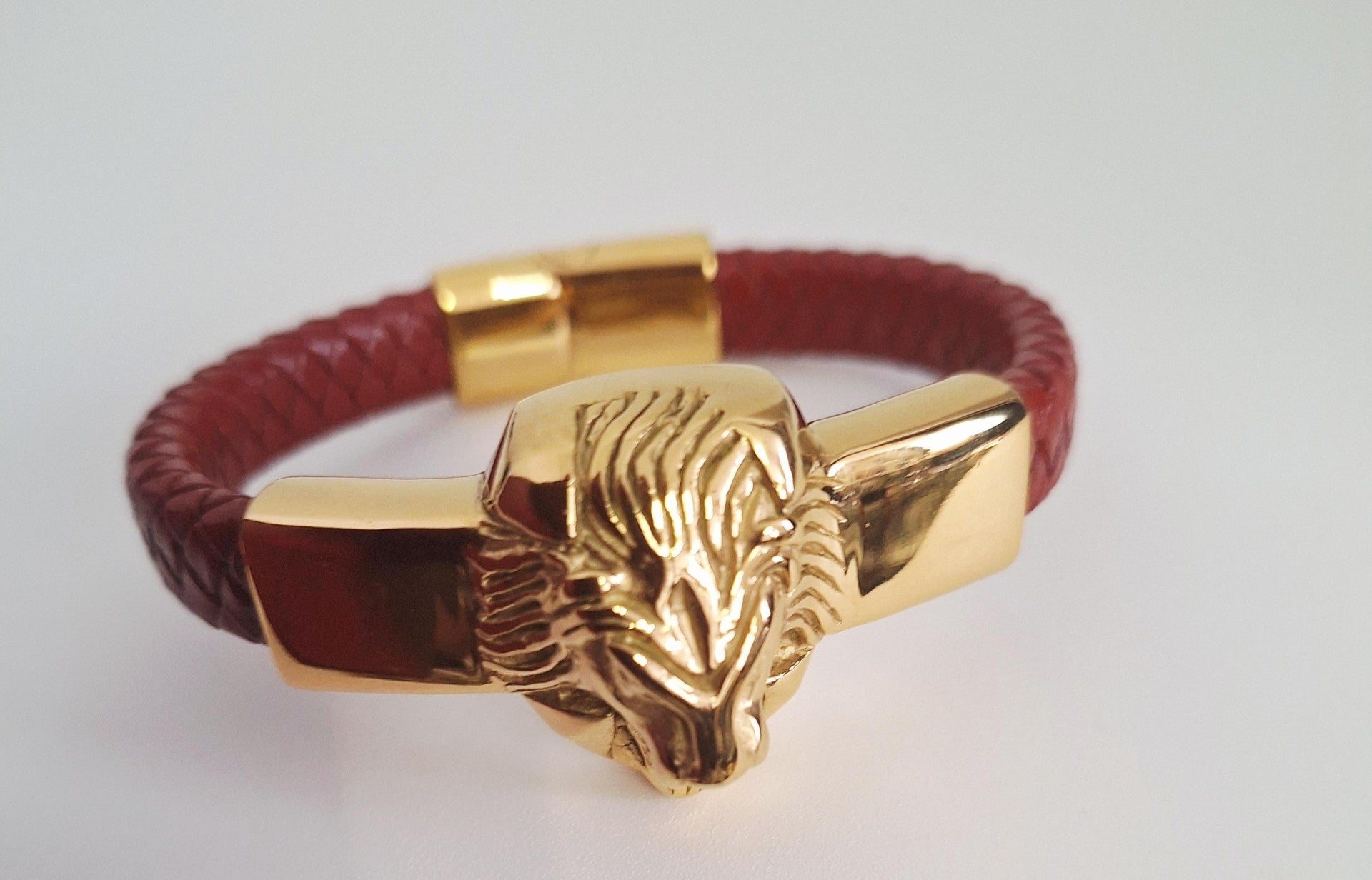 bracelet en cuir rouge  orné d'acier inoxydable