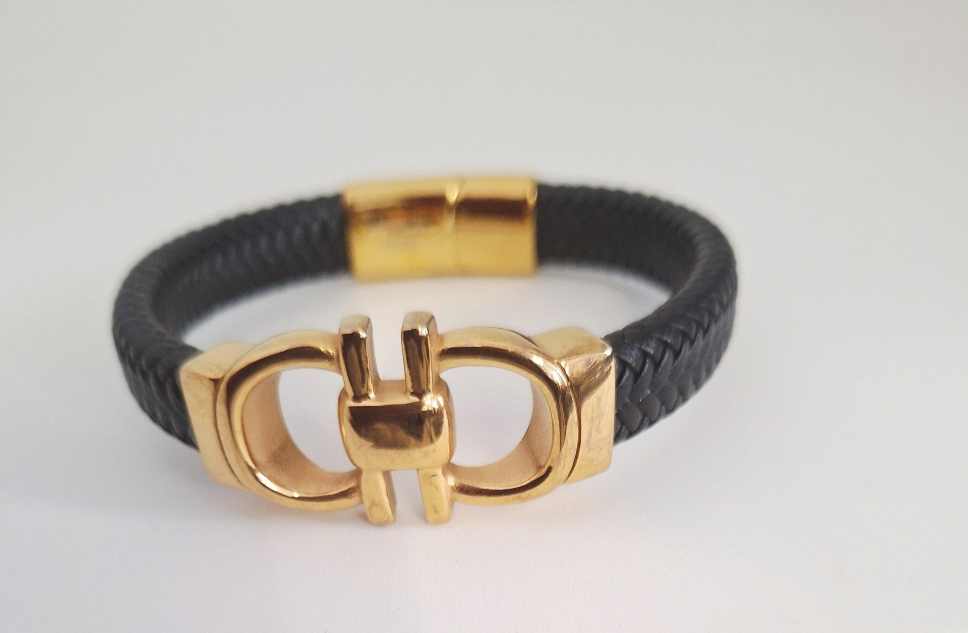 bracelet en cuir noir  orné d'acier inoxydable