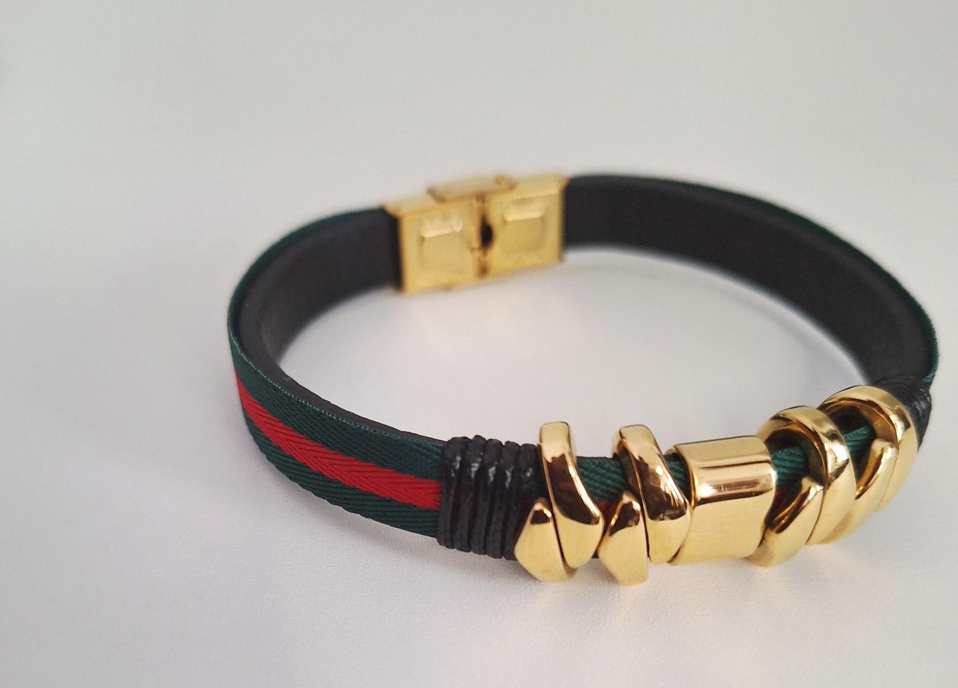 bracelet en cuir , orné d un  tissu orné rayé et  d acier inoxydable