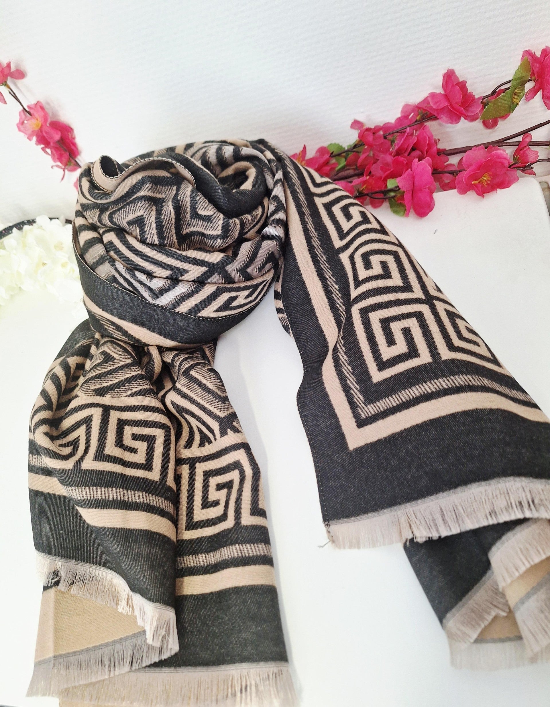 Echarpe brun clair avec Motifs noirs