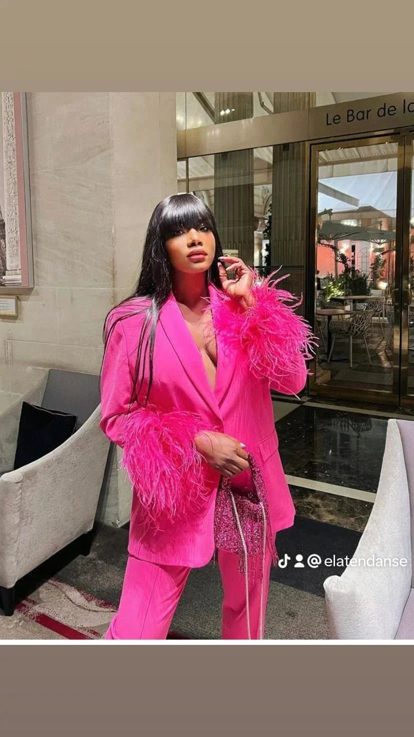 Ensemble Tailleur Pantalon  Rose ,longue Manches Ornée De Plumes Au Bout Des Manches