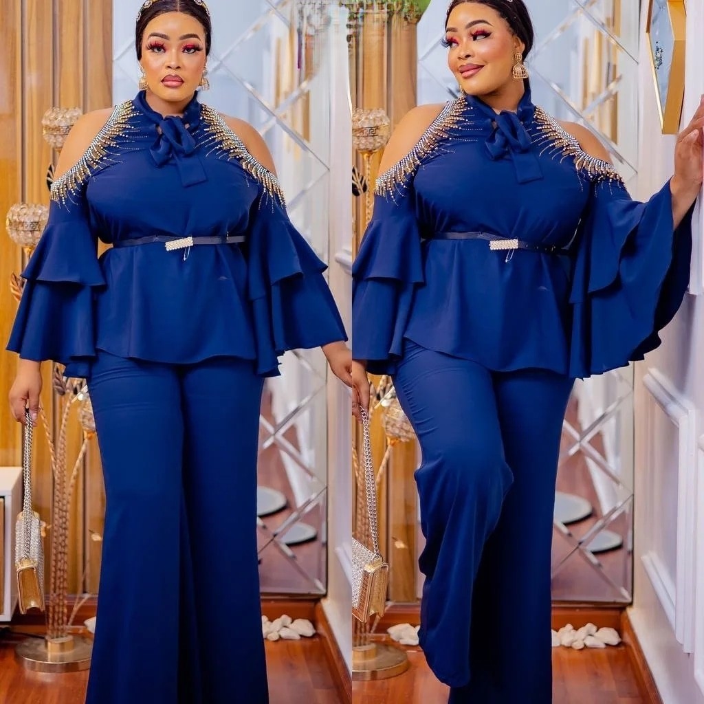 Ensemble Pantalon Bleu Marine , Manches Décolletées entourées de Perles ,Ceinture