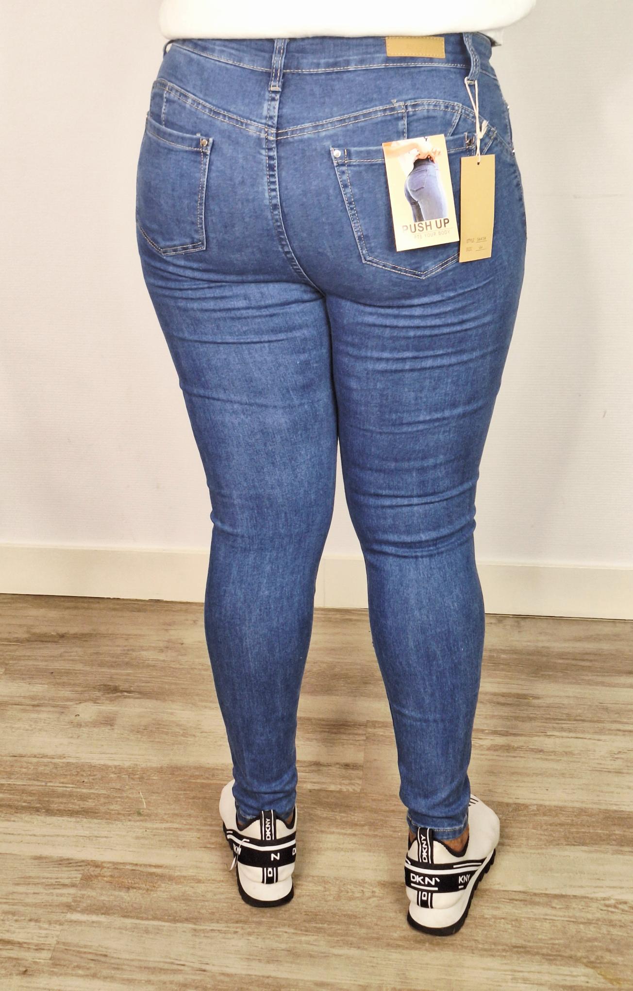 pantalon jean bleu avec quelques motifs