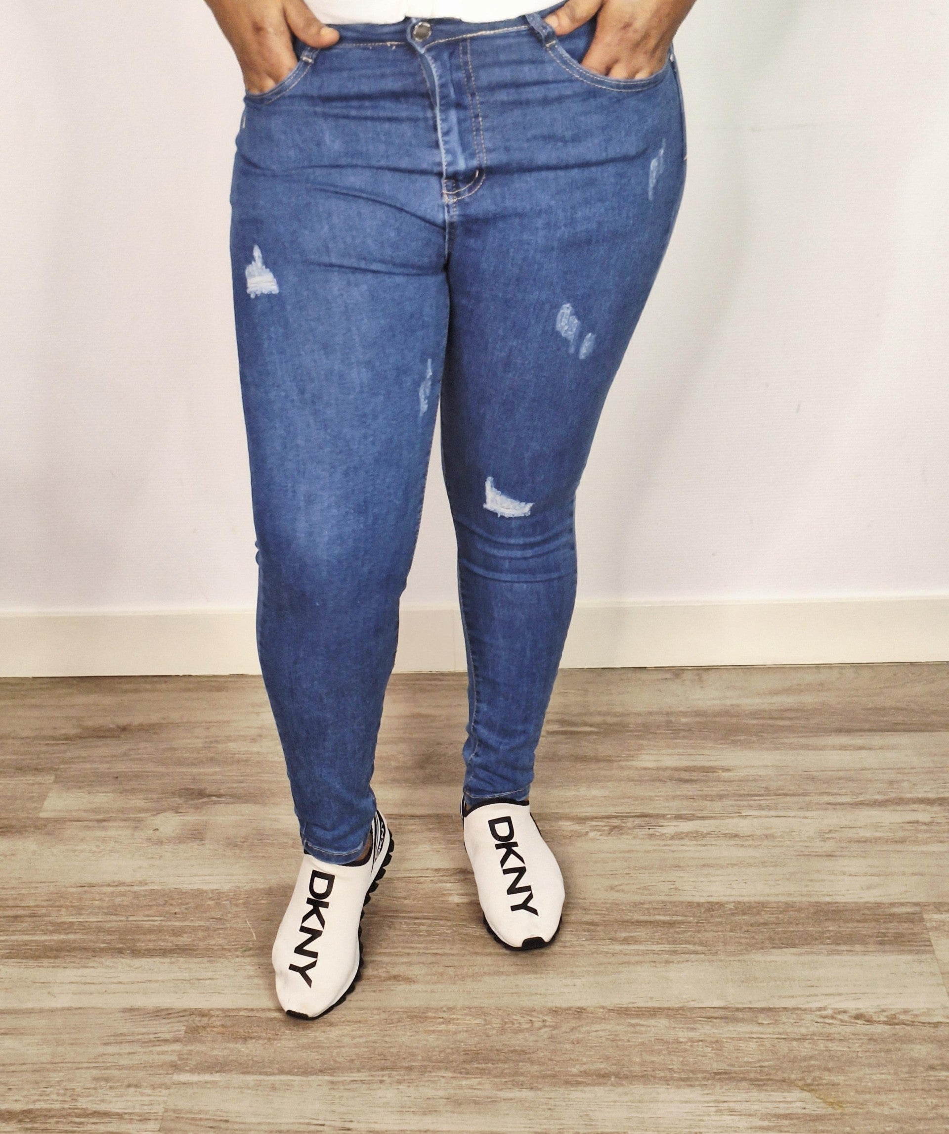 pantalon jean bleu avec quelques motifs