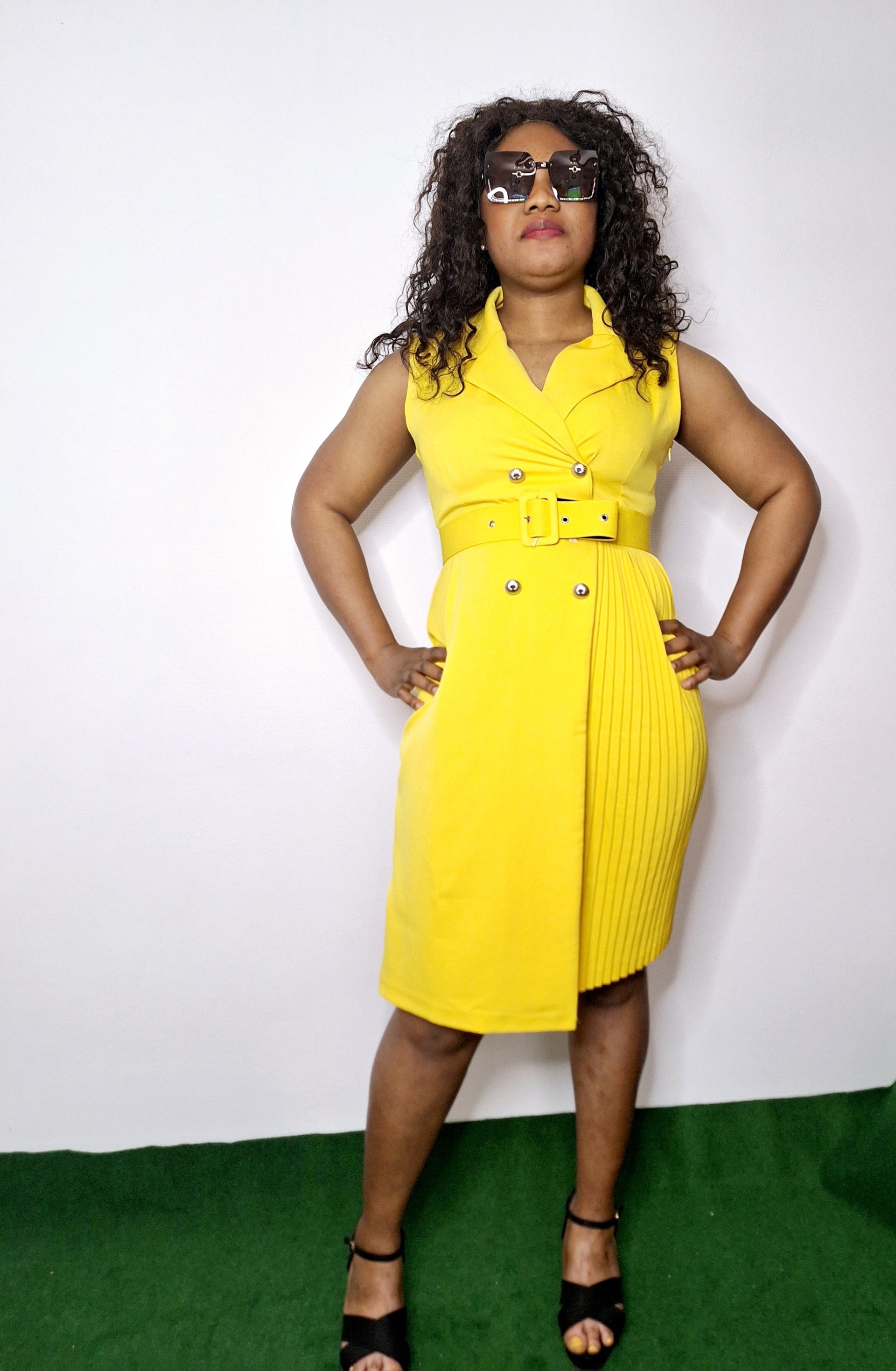 Robe  Porte Feuille Plissée Jaune ,Sans Manches , Ceinture