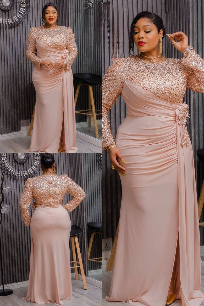 Robe De Soirée Rose Poudré , Haut Dentelé , Longues Manches , Bouquet De Fleur De Côté Et Avec Un Voile Pendante