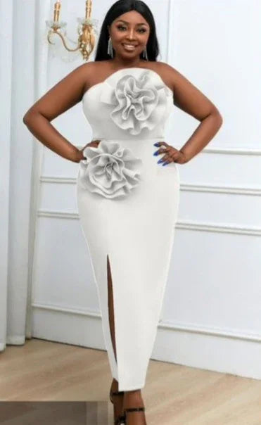 Robe De Cérémonie Blanche Décollectée , Ornée De Touffes De Fleurs ,Fente Sur Le Côté