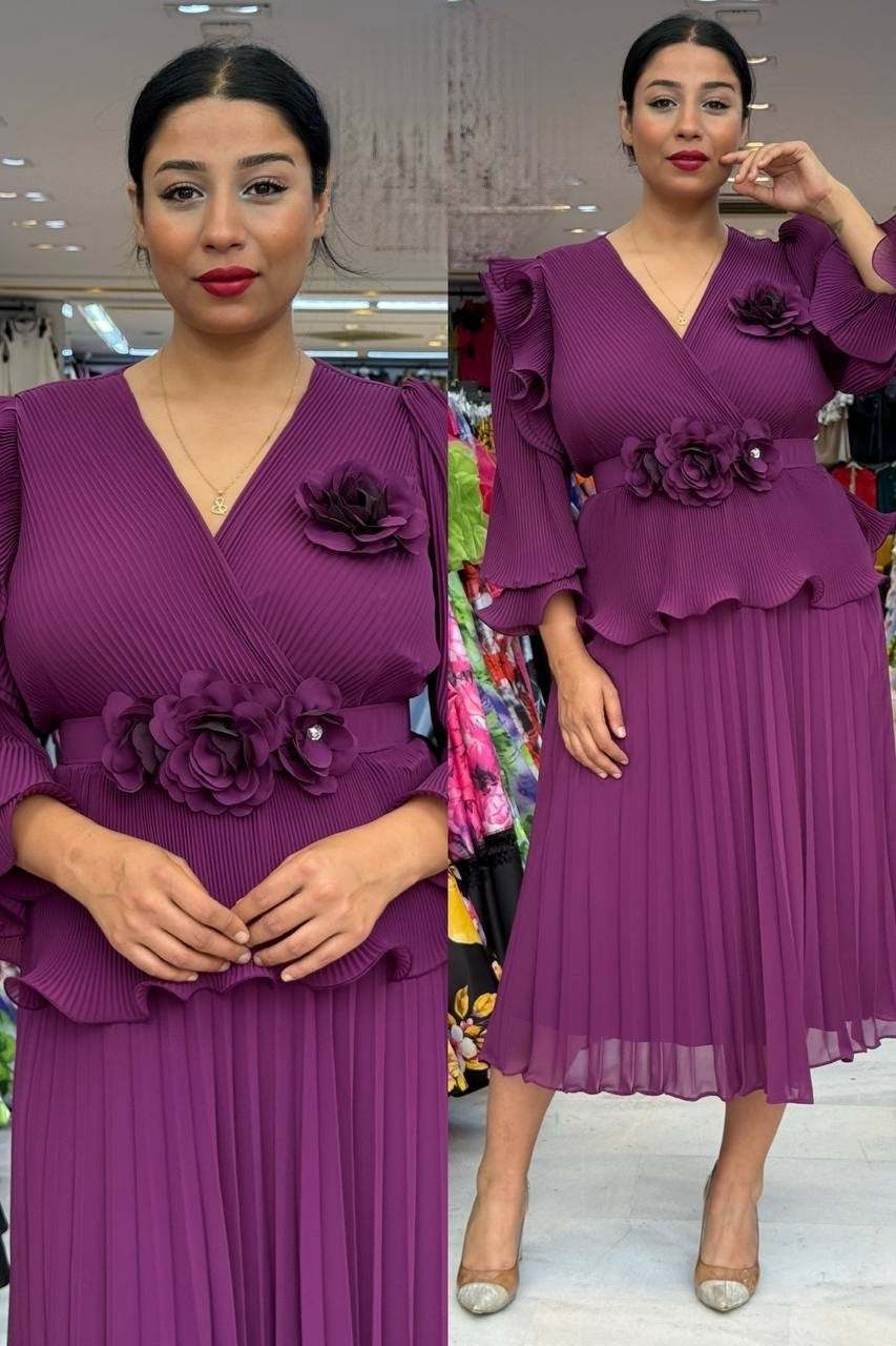 Robe Rose Fuchsia ,Légèrement Plissée , Ornée De Fleurs Avec Une Coupe A La Taille